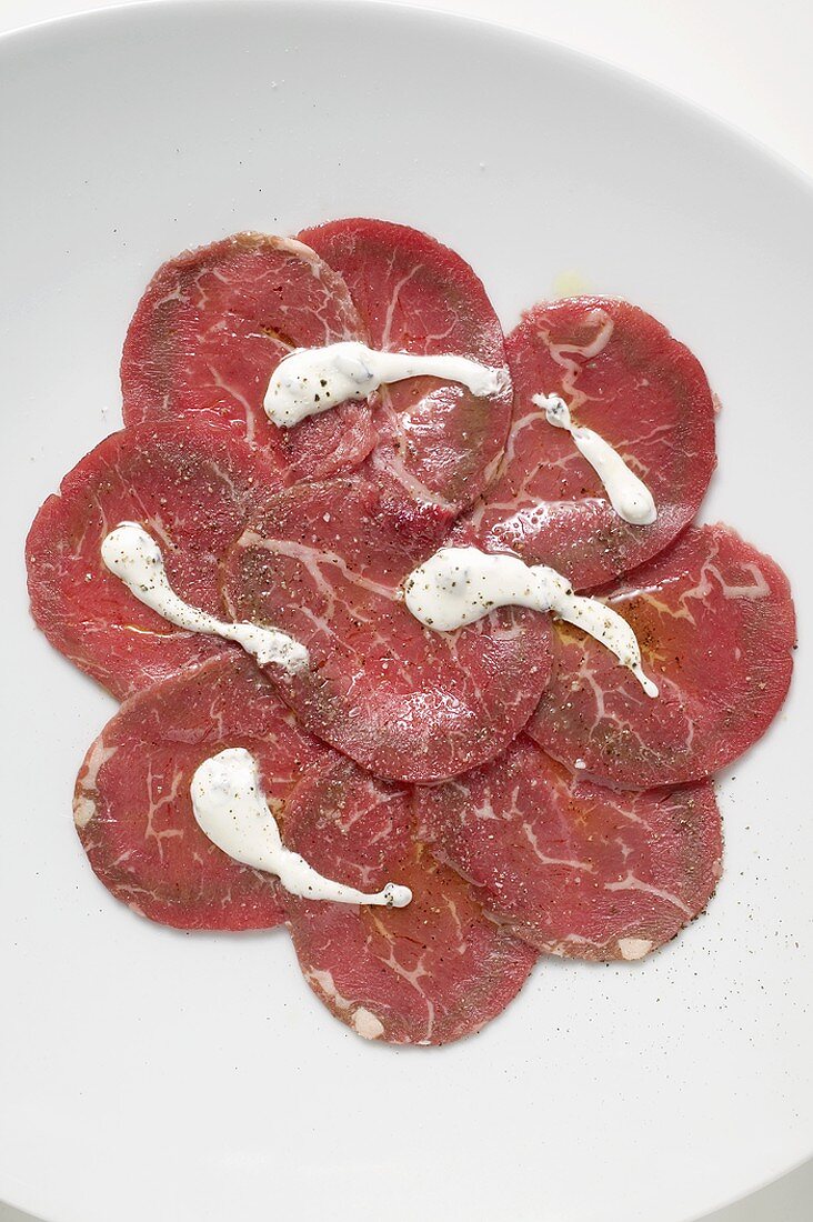 Beef carpaccio with yoghurt sauce (overhead view)