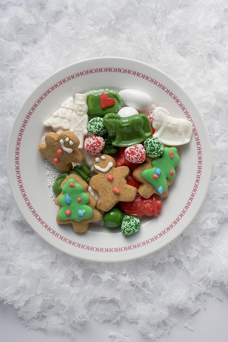 Weihnachtsplätzchen und Süssigkeiten auf Teller