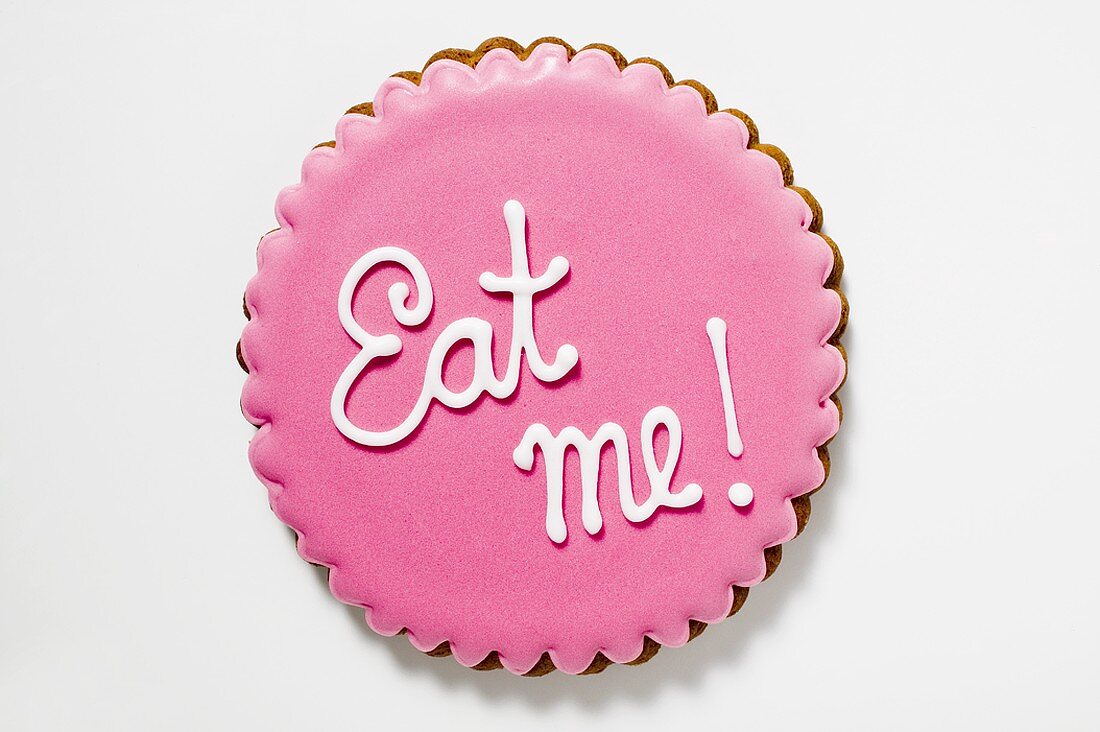 Plätzchen mit rosa Zuckerglasur und Aufschrift Eat me!