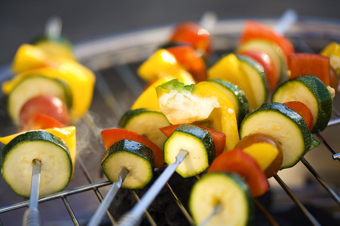 Gemüsespiesse auf dem Grill