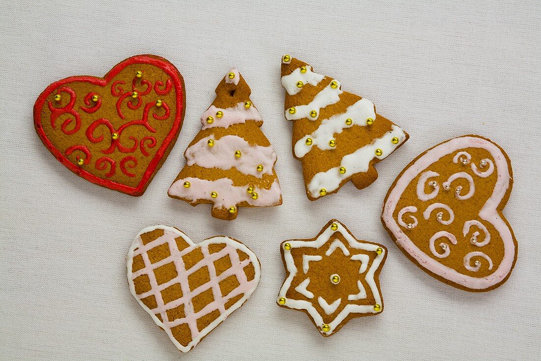 Verschiedene weihnachtliche Lebkuchen