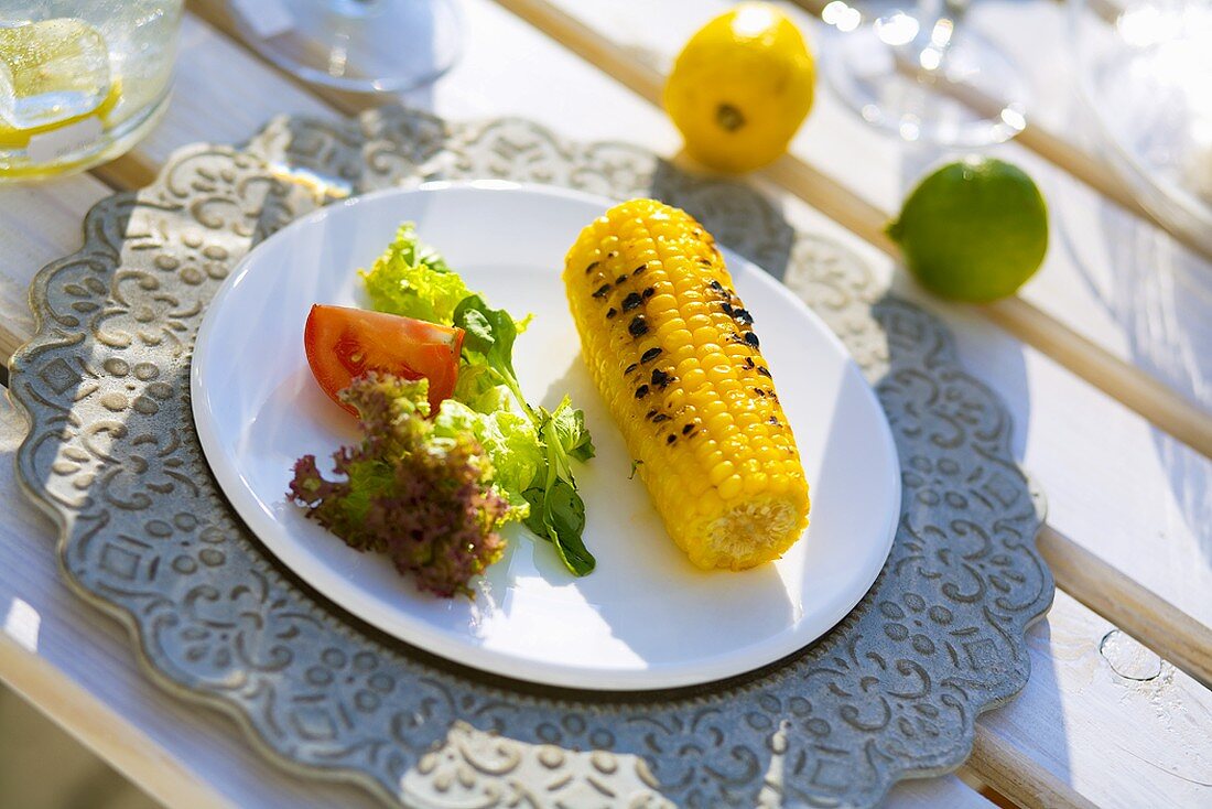 Gegrillter Maiskolben mit Salat