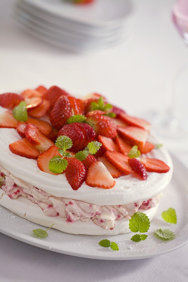 Baisertorte mit Erdbeercreme und frischen Erdbeeren