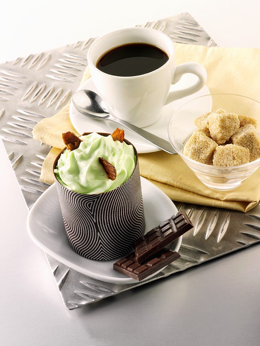 Schokoladentörtchen mit Pistaziencreme, Tasse Kaffee, Zucker