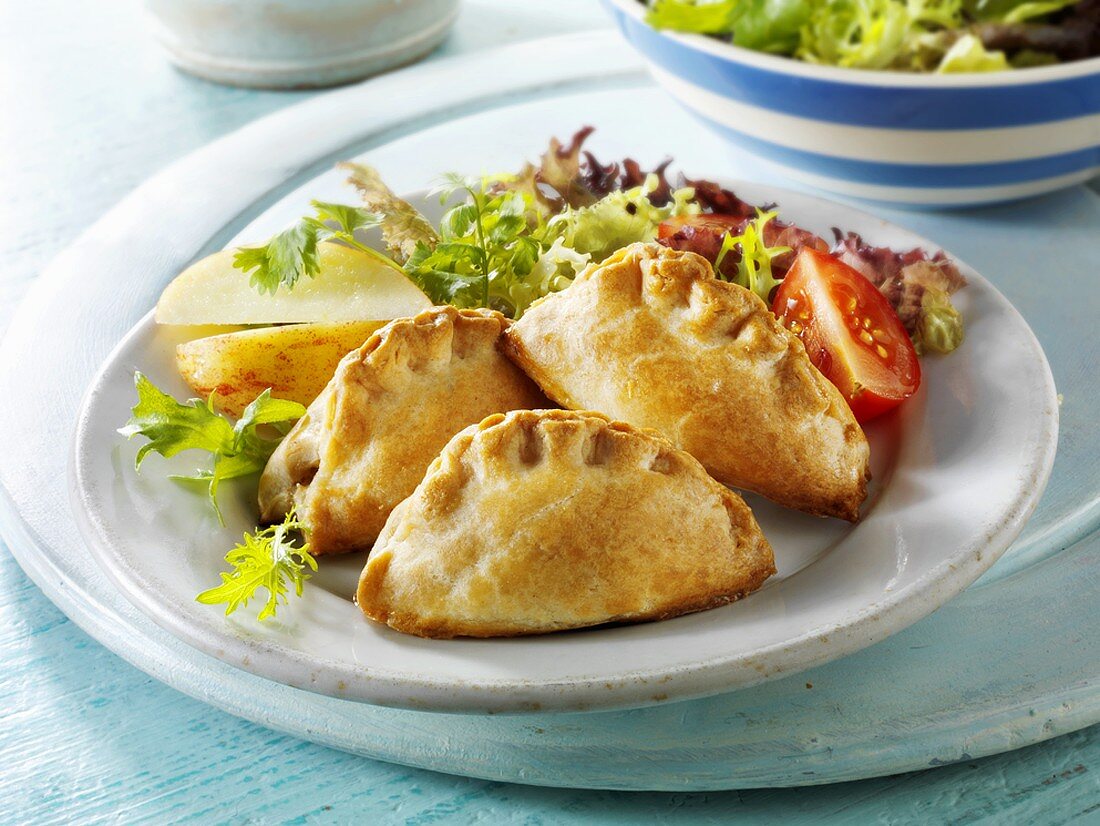 Gefüllte Teigtaschen mit Salatbeilage