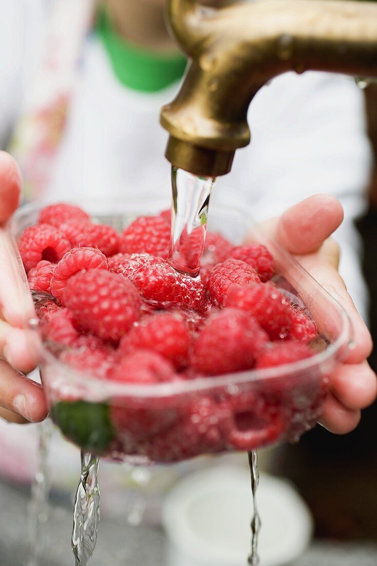 Himbeeren waschen