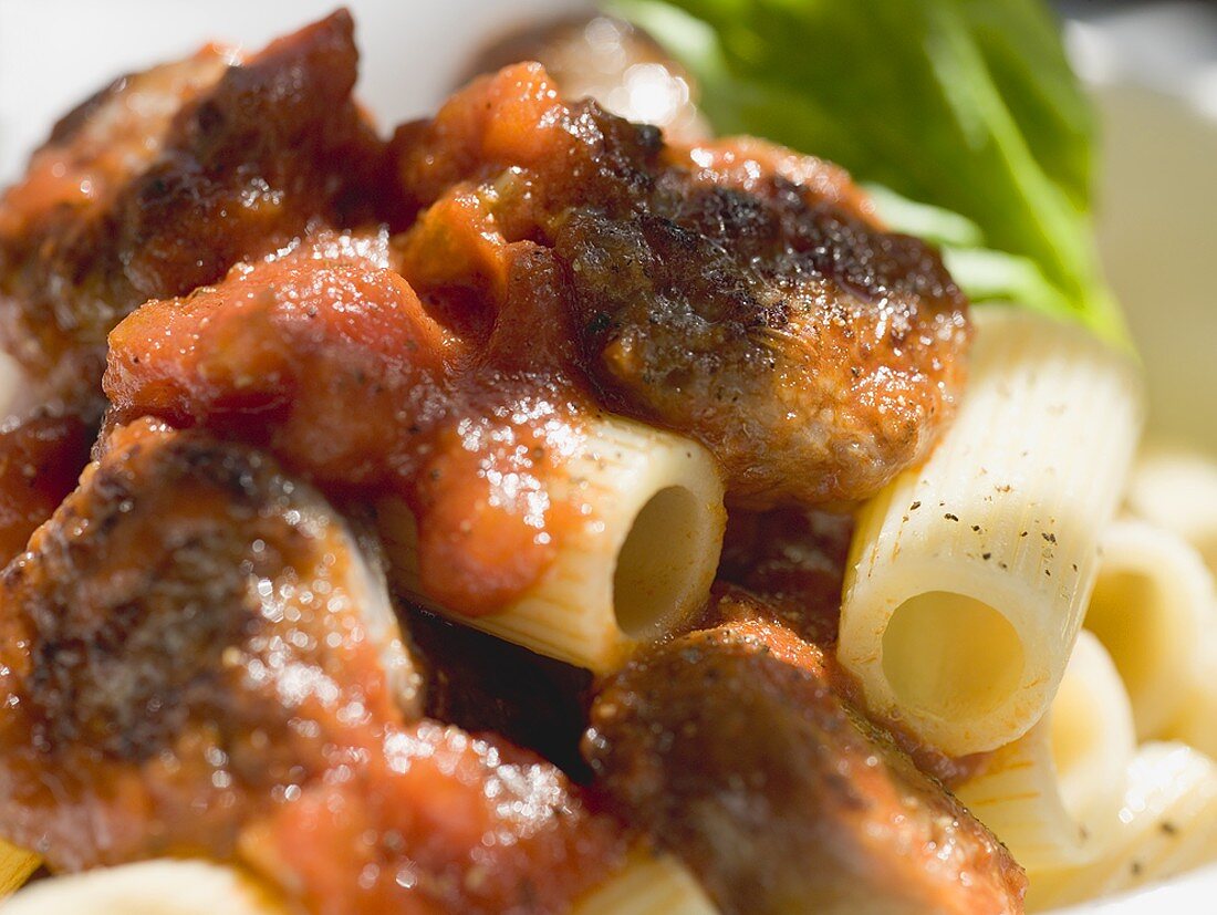 Rigatoni mit Bratwurst und Tomatensauce