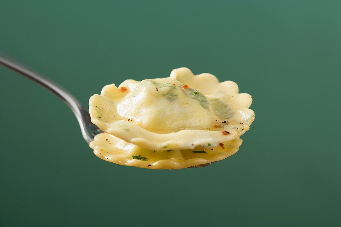 Ravioli auf Gabel