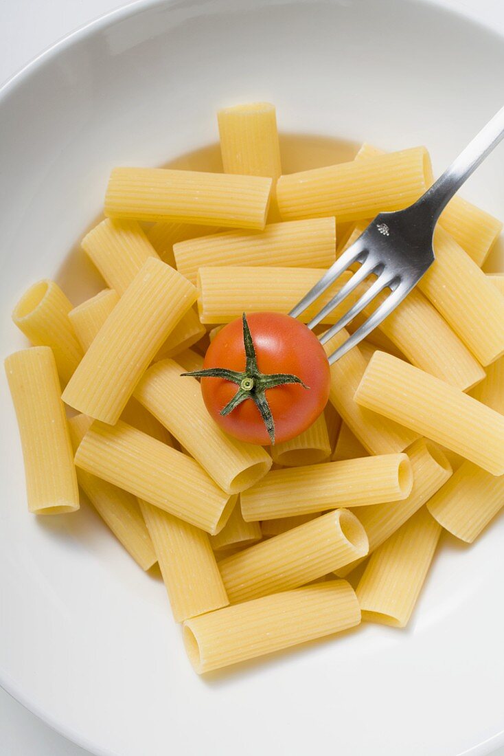 Rigatoni with cherry tomato and fork