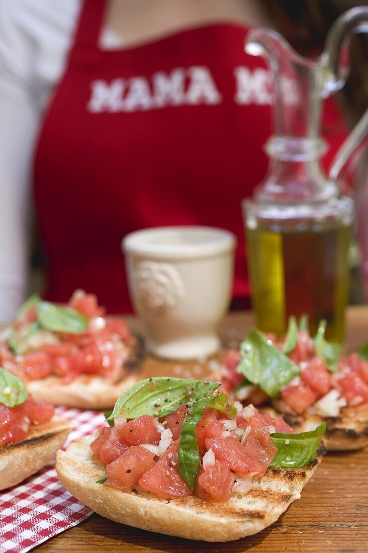 Bruschetta mit Tomatensalsa, Frau im Hintergrund