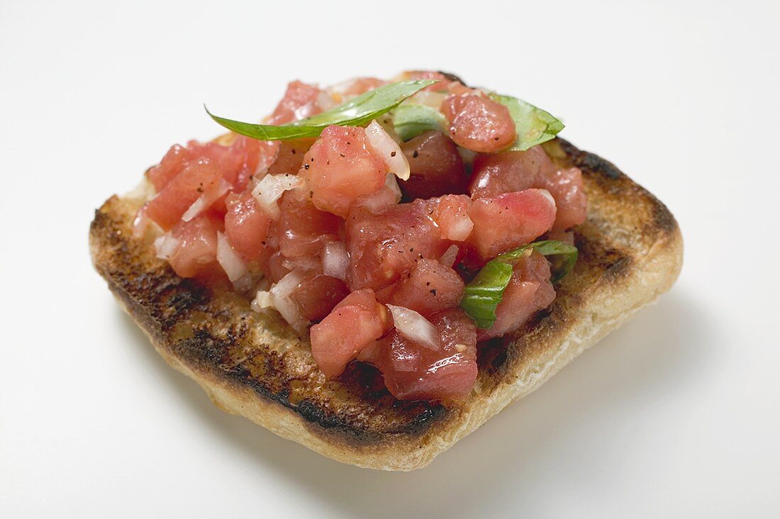 Bruschetta mit Tomatensalsa und Basilikum