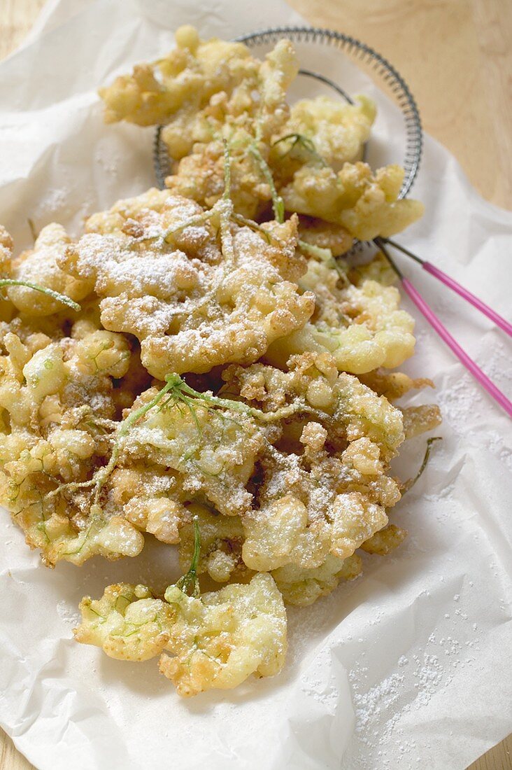 Frittierte Holunderblüten im Backteig