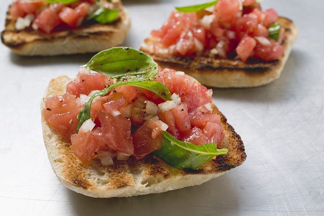 Bruschetta mit Tomatensalsa und Basilikum