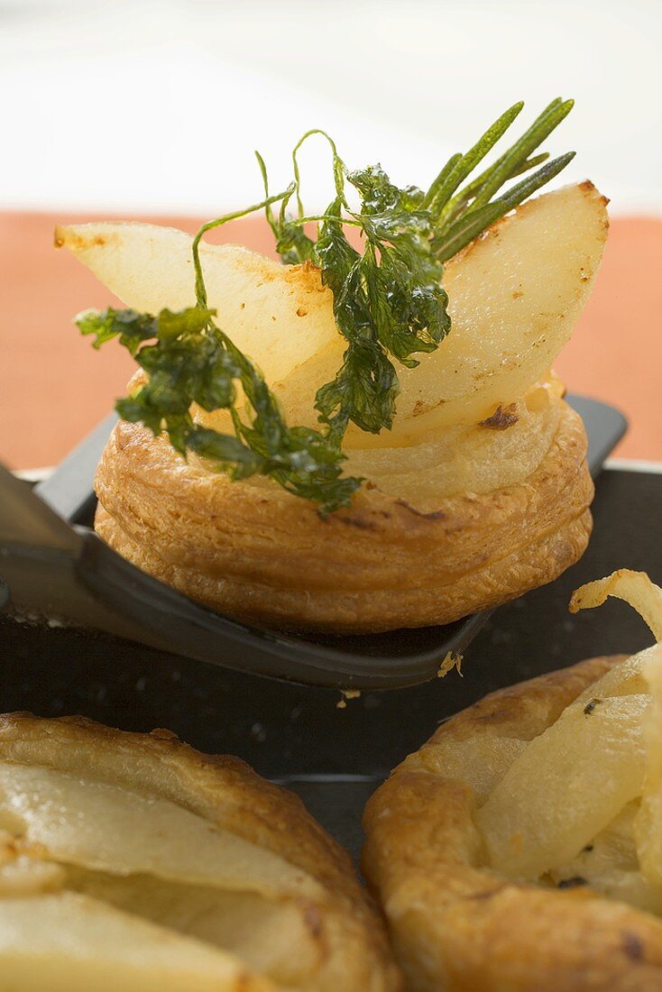 Pikante Birnenpastetchen mit frittierter Petersilie