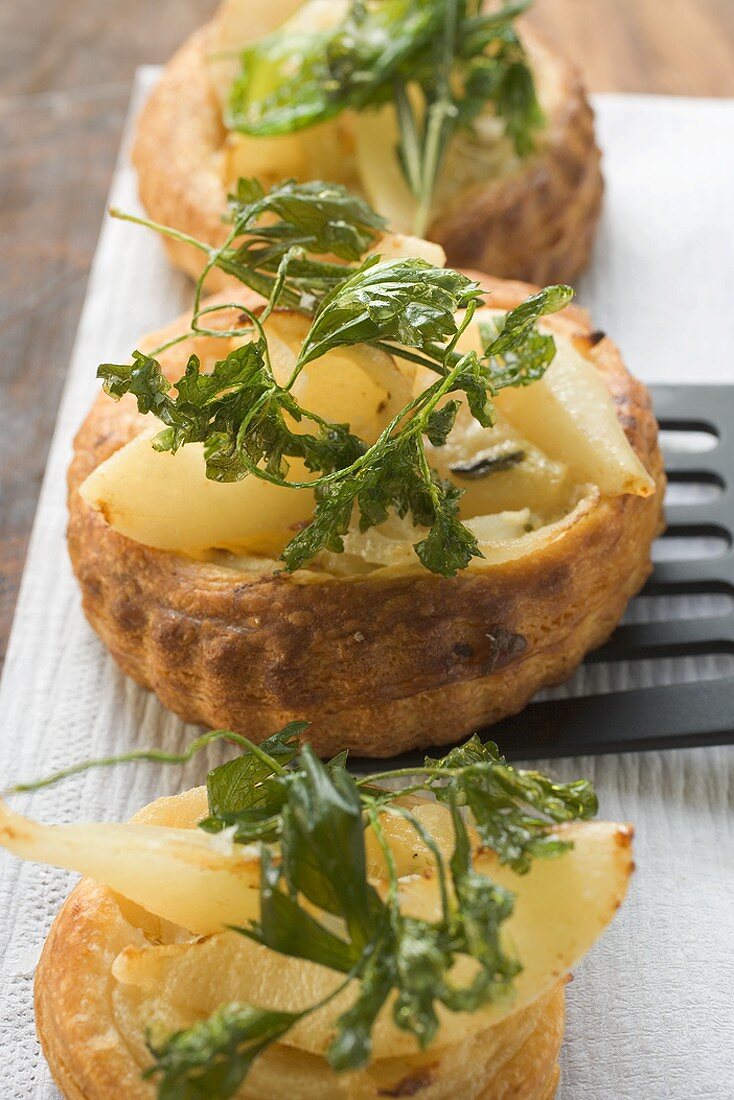 Pikante Birnenpastetchen mit frittierter Petersilie