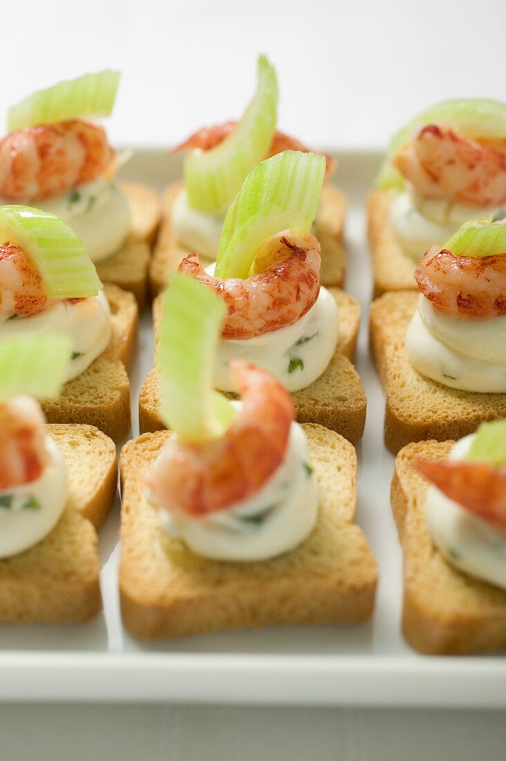 Herb quark, shrimps and celery on toasts