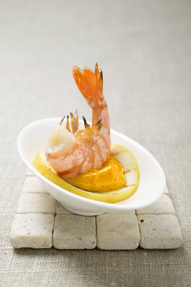 Fried prawn with dip on slice of lemon