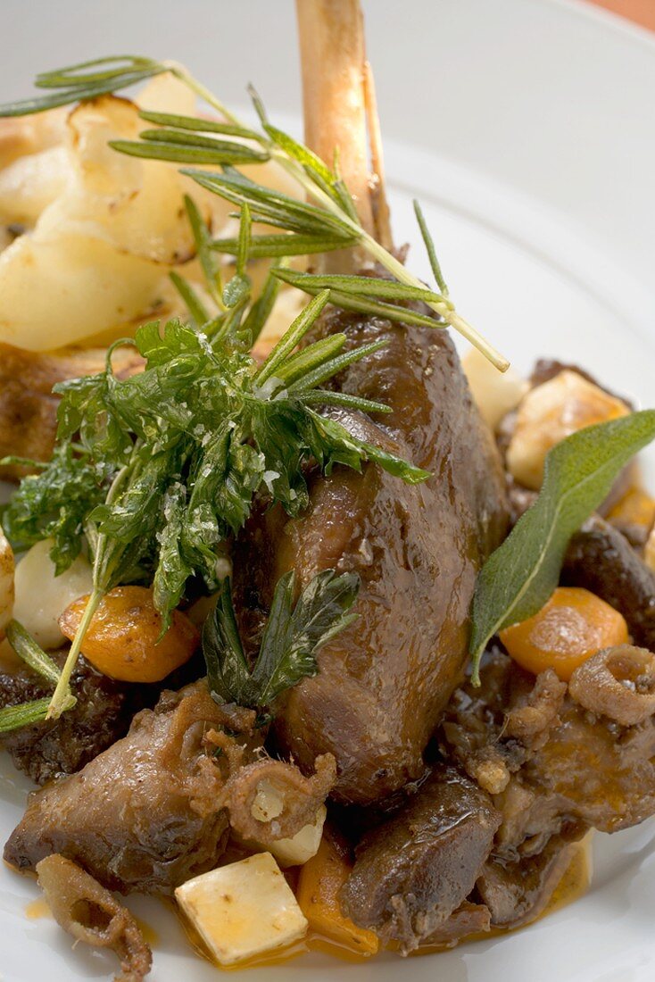 Geschmorte Gänsekeule mit Birnen-Zwiebel-Tarte