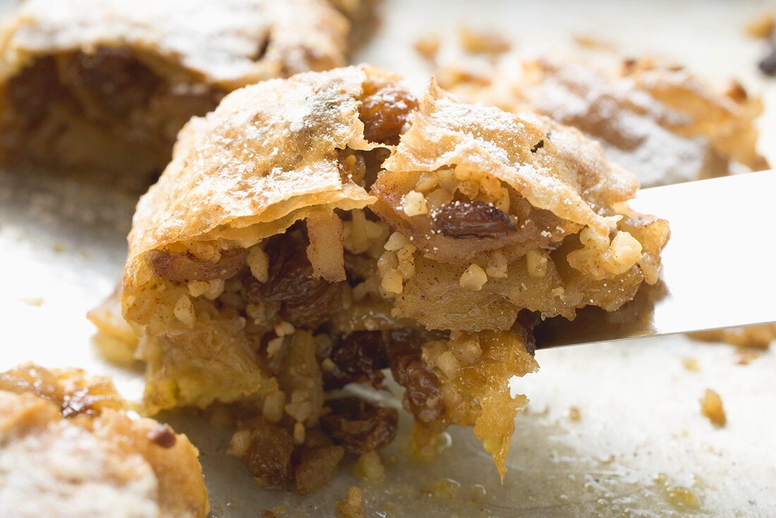 Stück Apfelstrudel auf Kuchenheber