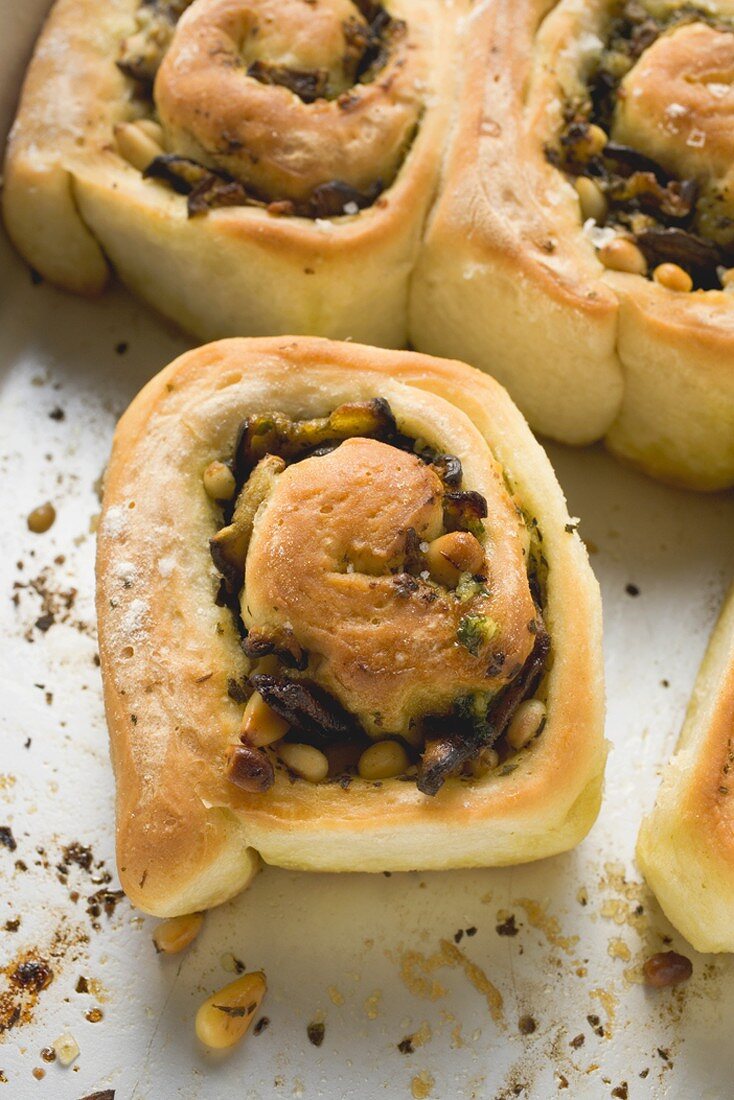 Pikante Hefeschnecken mit Pesto und Pinienkernen