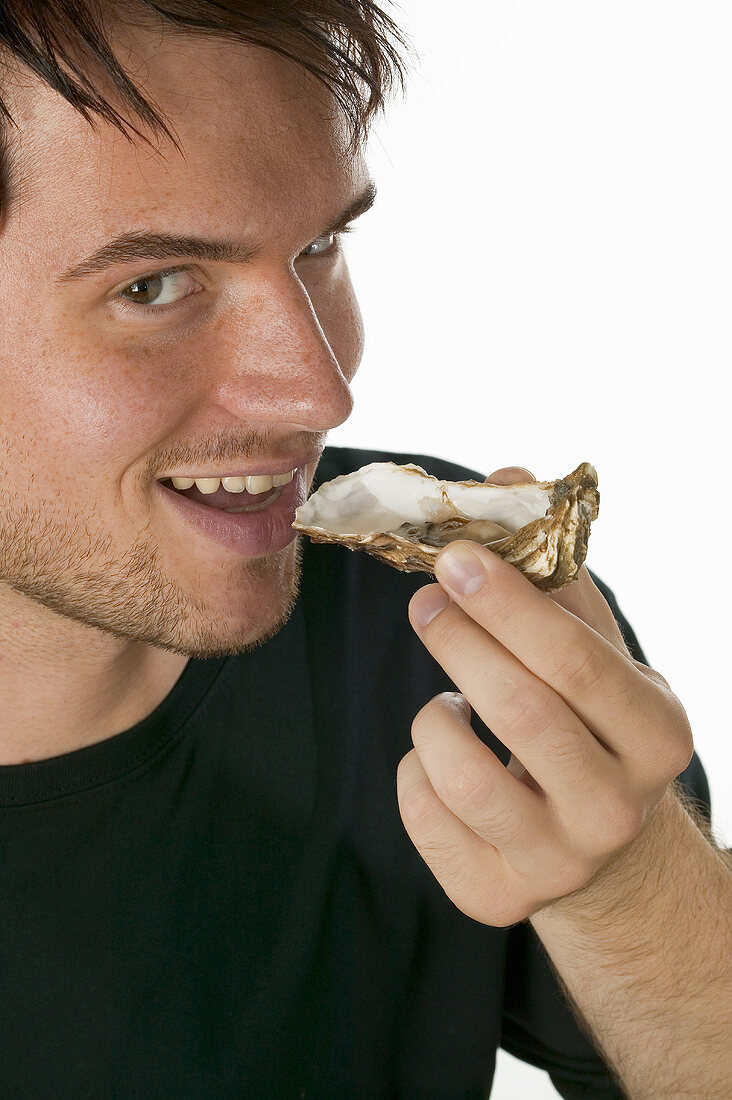 Mann isst frische Auster