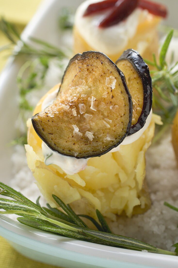 Baked Potatoe mit Auberginen und saurer Sahne