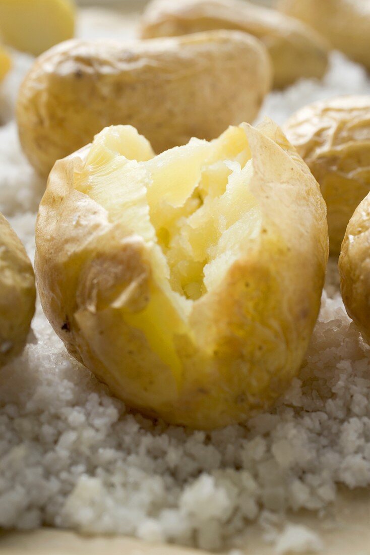 Baked Potatoes auf Salz