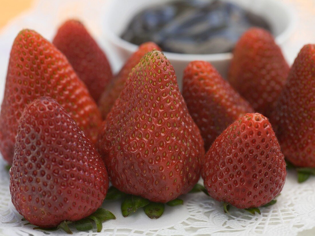 Frische Erdbeeren, Schokoladensauce im Hintergrund