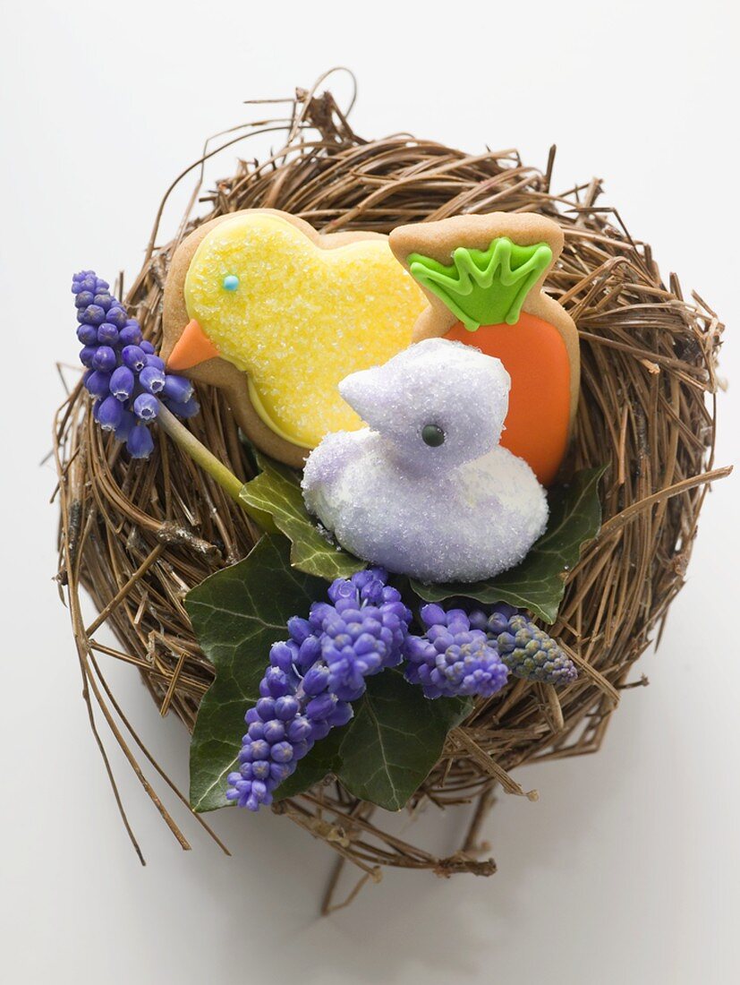 Osterplätzchen und Süssigkeit (Küken) im Nest