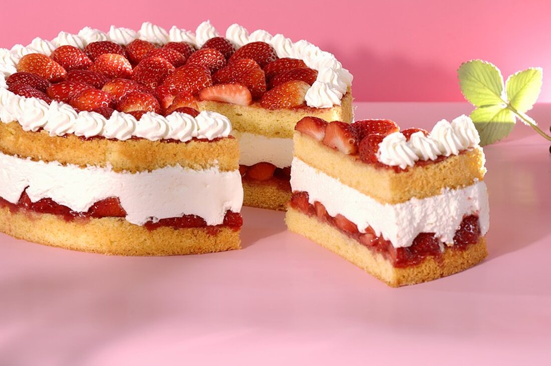 Strawberry cake, a piece cut