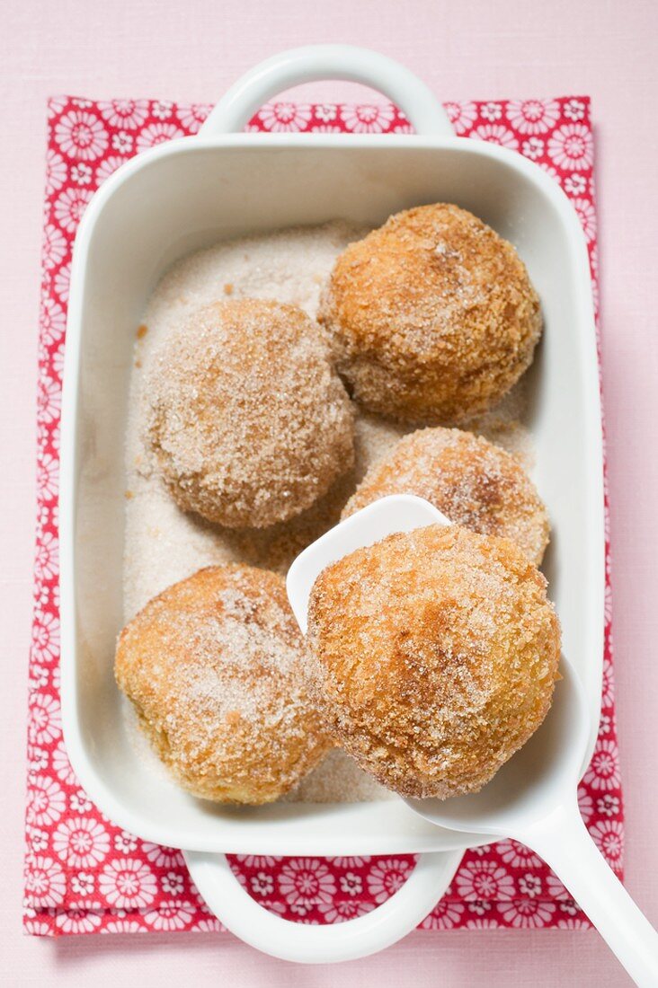 Quark dumplings with buttered breadcrumbs in roasting dish