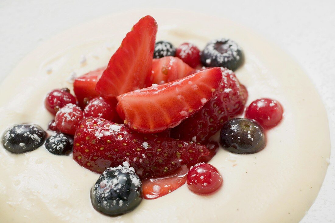 Vanilla cream with berries
