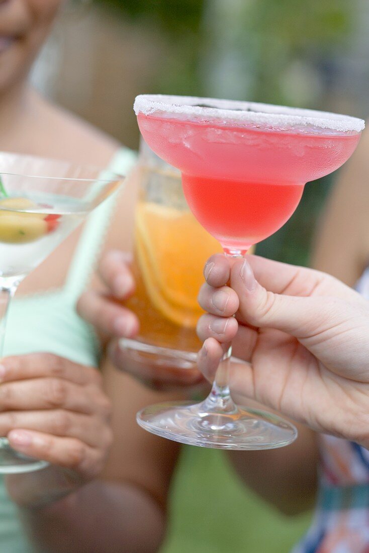 Frauen mit verschiedenen Drinks im Freien