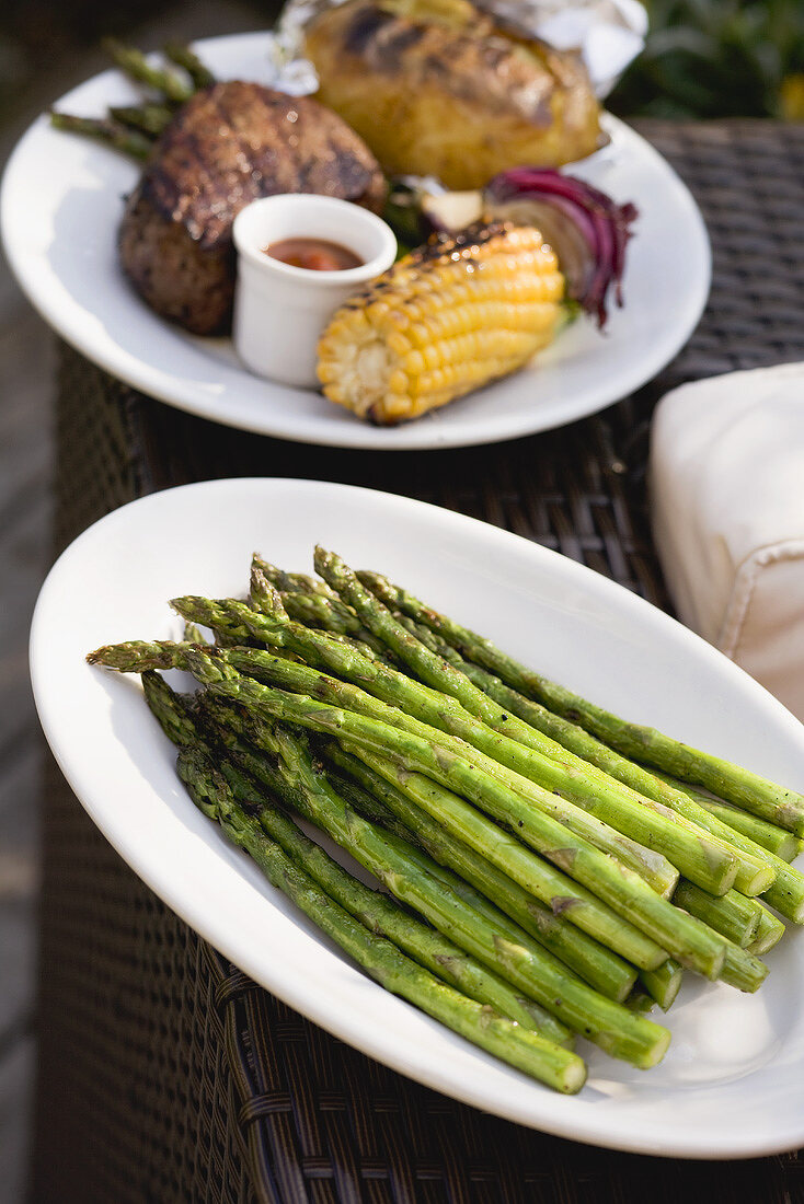 Green asparagus as an accompaniment to grilled beef steak