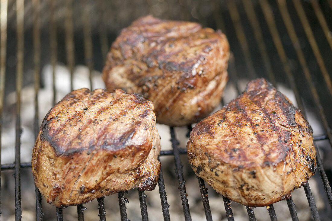 Rindermedaillons auf dem Grill