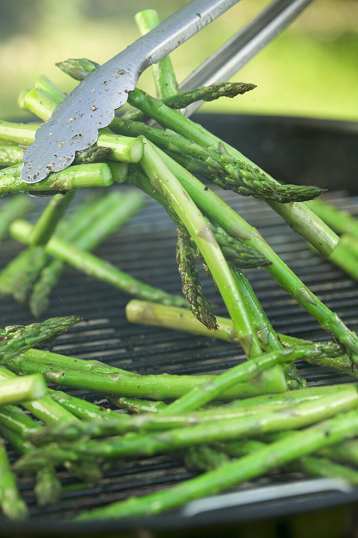 Grilling green asparagus