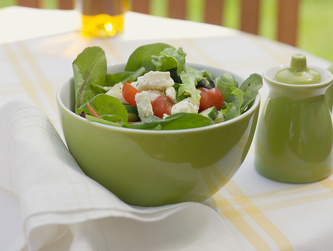 Gemischter Blattsalat mit Gemüse und Schafskäse