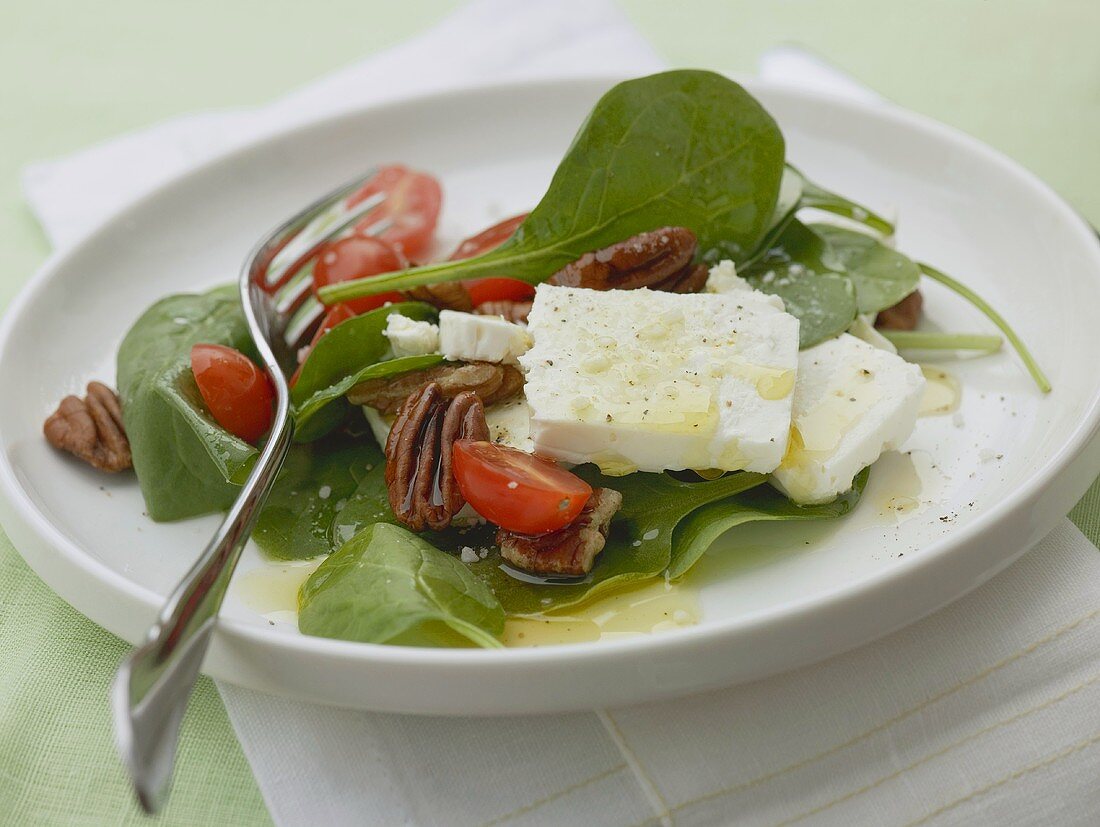 Spinatsalat mit Pecannüssen, Schafskäse und Kirschtomaten