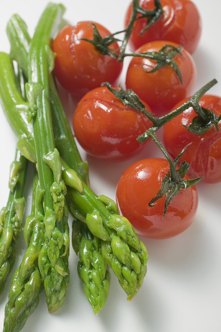 Green asparagus and cherry tomatoes, roasted