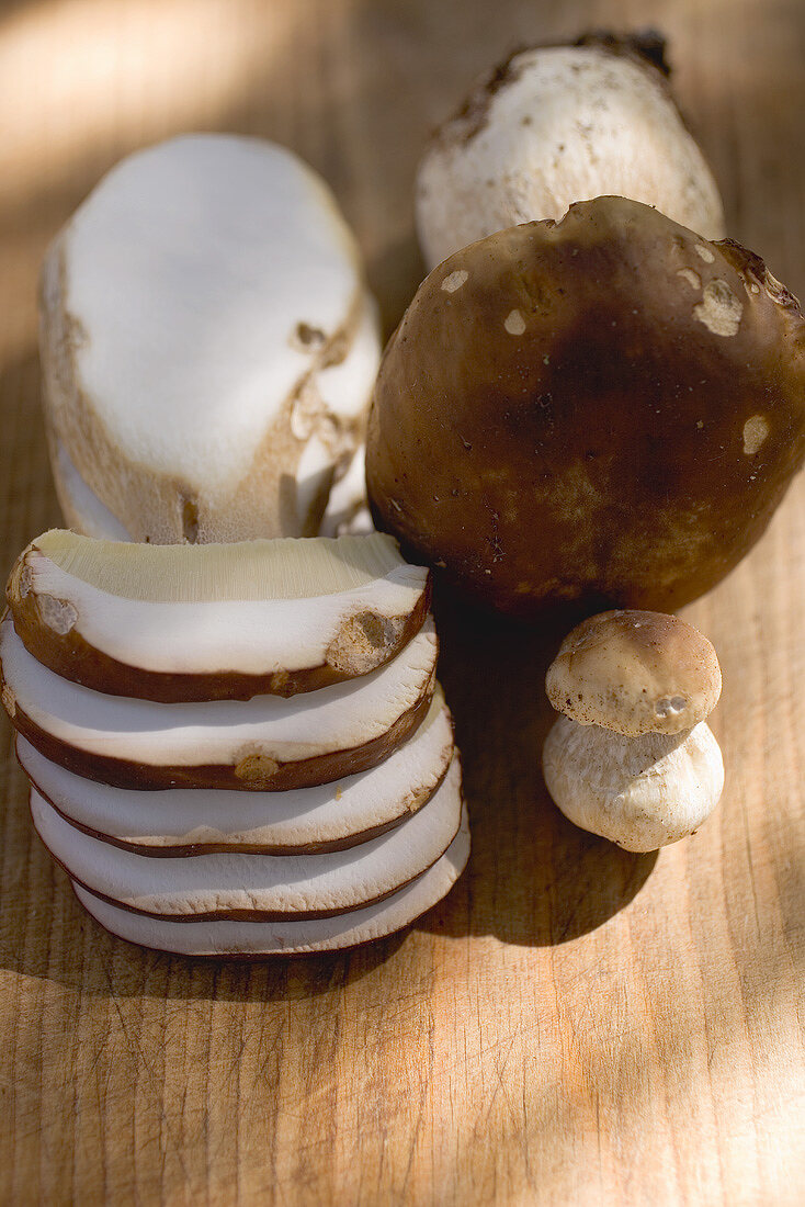 Ceps, whole and sliced