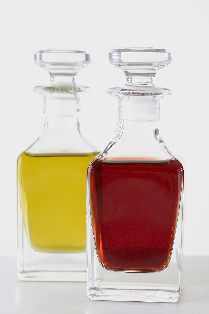 Olivenöl und Essig in Glasfläschchen