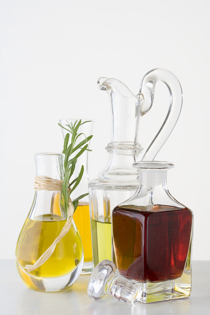 Verschiedene Öle in Karaffen und Flasche Balsamicoessig