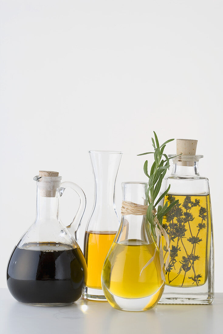 Verschiedene Öle in Karaffen und Flasche Balsamicoessig