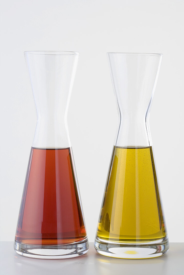 Himbeeressig und Olivenöl in Karaffen