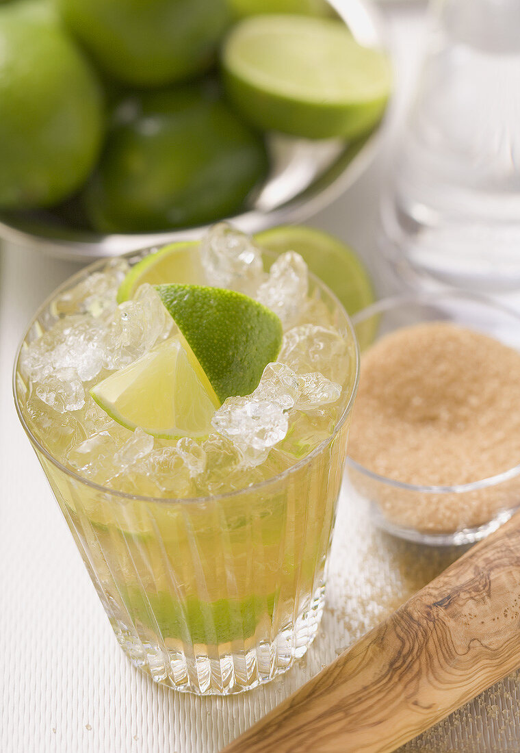 Caipirinha mit Limetten und Rohrzucker