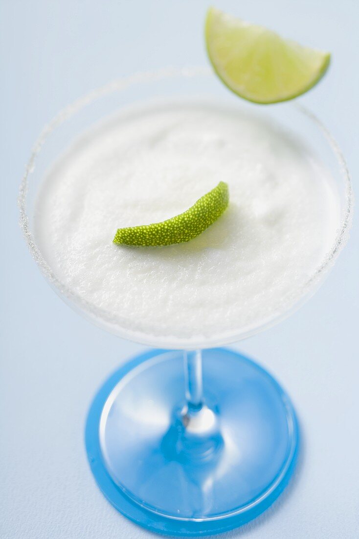 Margarita mit Limetten im Glas mit Salzrand