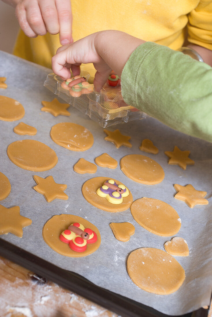 Kinder verzieren Plätzchen