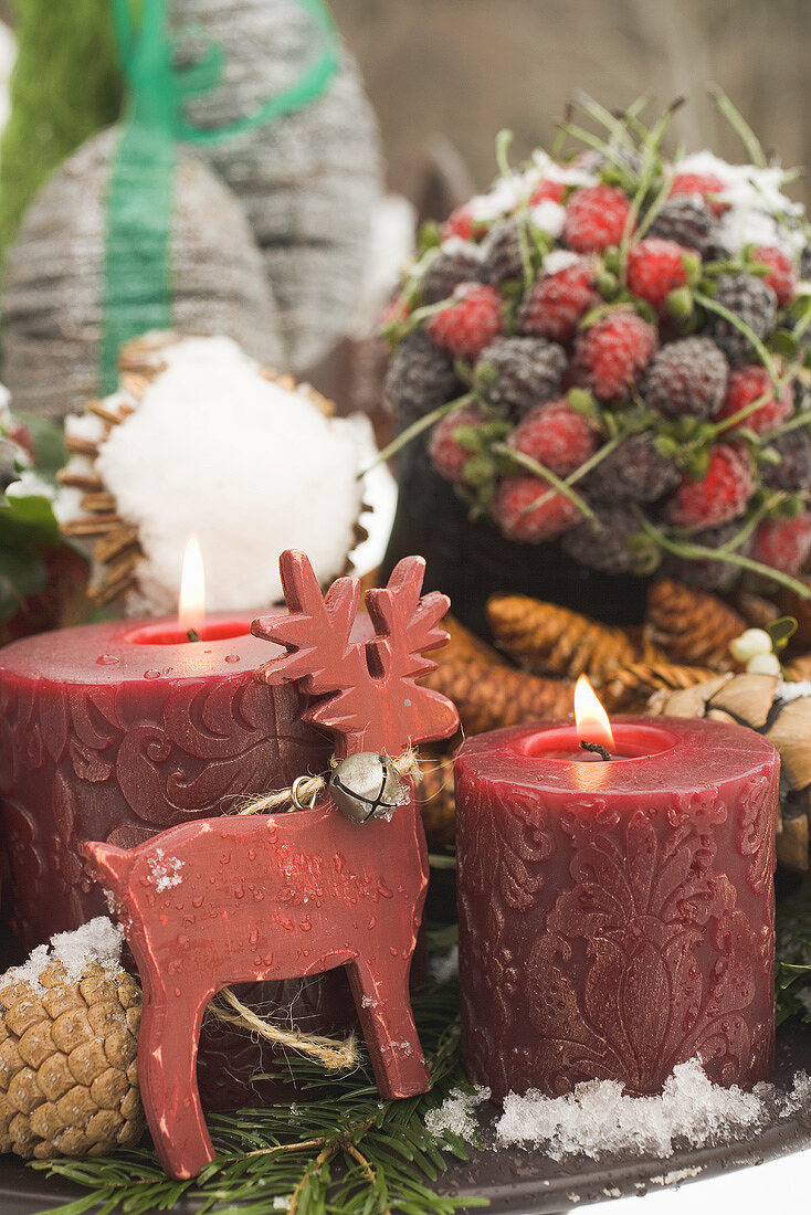 Weihnachtsdeko auf Tisch im Freien (Ausschnitt)