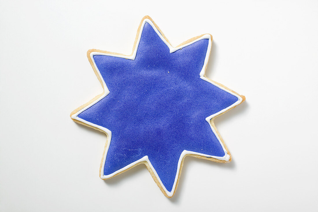 Ein Sternplätzchen mit blauer Glasur