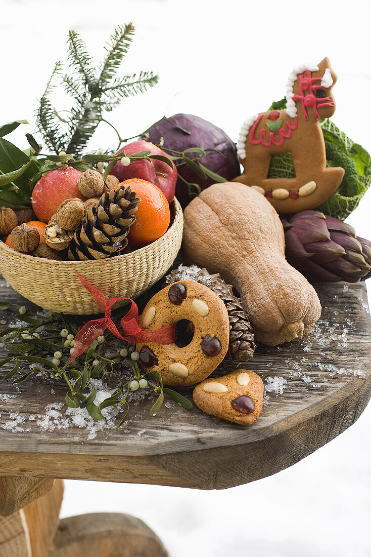Weihnachtsstilleben mit Obst, Gemüse, Nüssen und Lebkuchen